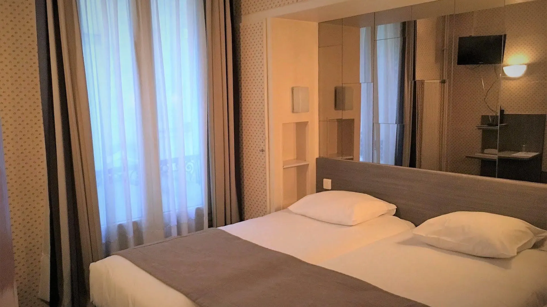 **  Hotel Eiffel Kensington Párizs Franciaország